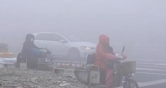河北邢台持续遭遇大雾 部分长途客运出发时间延长