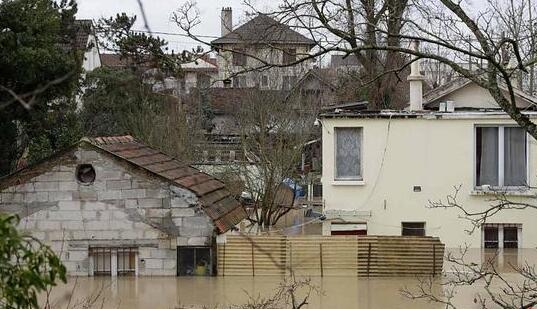 暴雨引发洪水法国多地遭灾 2人死亡仍有2.5万户停电