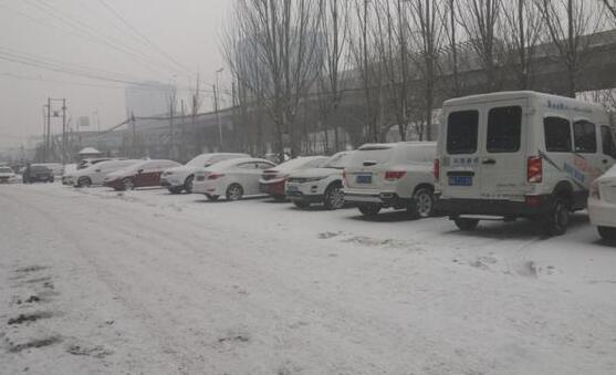 北京强降雪机场取消航班42架次 多条高速路段封闭