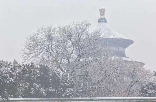 北京下雪致高峰期严重拥堵 17条公交线路停驶绕行