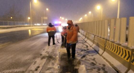 北京下雪多路段道路结冰 养护部门启动除雪预案