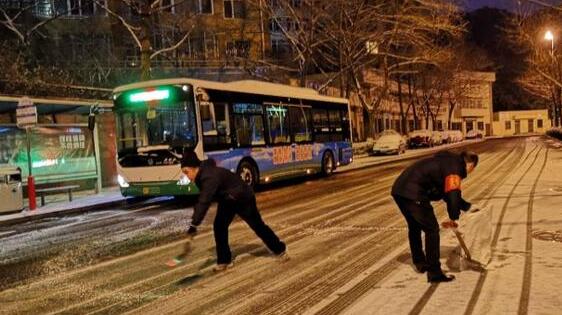 今早北京迎今冬第二场降雪 市内17条公交线停驶或绕行