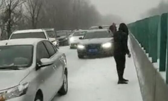 河北张家口市再迎降雪 今日长途班线停运航班全部取消