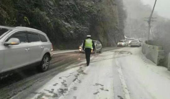 陕西开启强降雪模式 省内多条高速收费站入口封闭