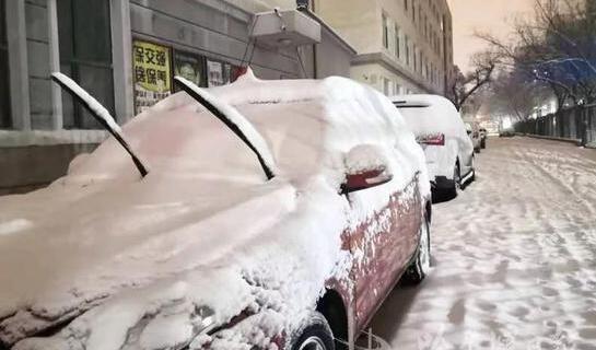 哈尔滨持续降雪道路结冰严重 交警连夜执行清雪作业