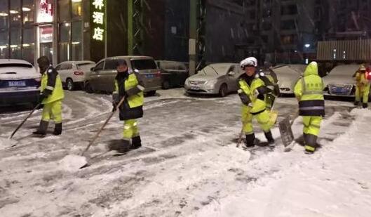 哈尔滨持续降雪道路结冰严重 交警连夜执行清雪作业