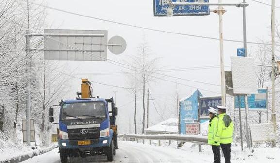 重庆雨雪不断气温普遍10℃上下 市民早晚出行需多添衣物