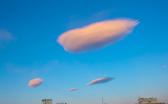 北京飞碟云现场最新实拍（图） 北京天空现云UFO是什么情况？