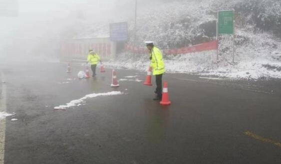 重庆部分高海拔地区道路积雪 交警提醒司机减速慢行