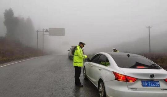 重庆部分高海拔地区道路积雪 交警提醒司机减速慢行