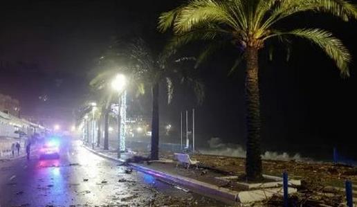 法国狂风袭击致大面积停电 今“法比安”风暴将登陆法国