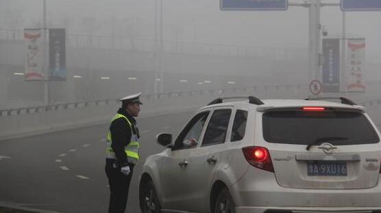 受雾霾天气 今早河南多条高速交通管制