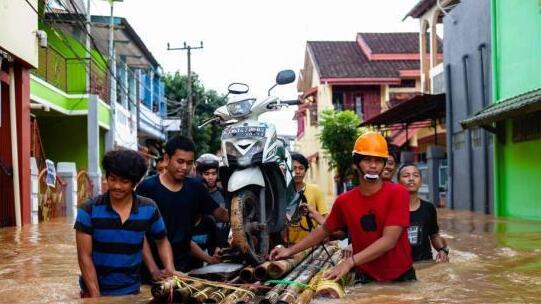 印尼西爪哇省突发洪水 3人不幸死亡5人获救