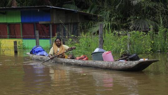印尼西爪哇省突发洪水 3人不幸死亡5人获救