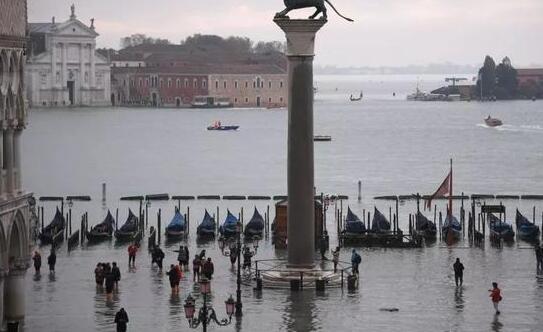 洪水致威尼斯水位又超1.4米 多项新年活动被迫取消