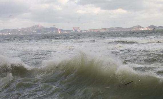 今日台风“巴蓬”减弱为台风级 南海海域阵风14-15级