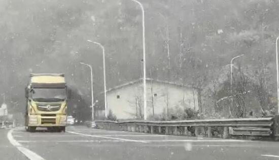 今晨河南多地普降大雪 部分高速收费站交通管制