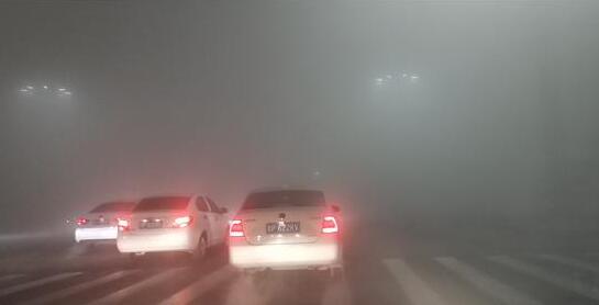 山西晋城发布大雾橙色预警 市内8条高速交通管制