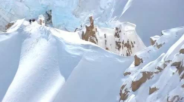 瑞士滑雪发生雪崩活埋6人！3架直升机搜救最终脱困