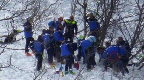 阿尔卑斯山一假村发生雪崩 已造成2人受伤住院