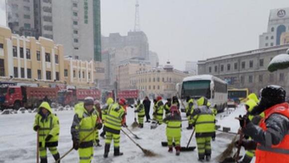 哈尔滨持续大范围强降雪 交警组织1800余名警力清雪