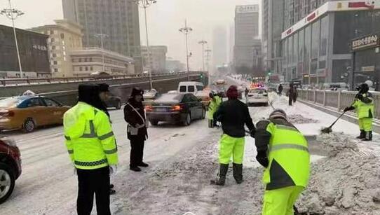 哈尔滨持续大范围强降雪 交警组织1800余名警力清雪