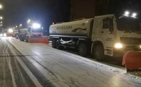 昨日烟台强降雪致多地道路结冰 市城管部门出动2070余人除雪