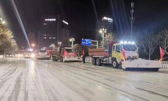 昨日烟台强降雪致多地道路结冰 市城管部门出动2070余人除雪