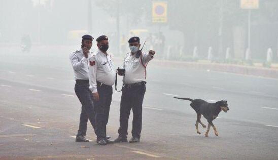 印度新德里雾霾能见度仅200米 导致超500个航班延误
