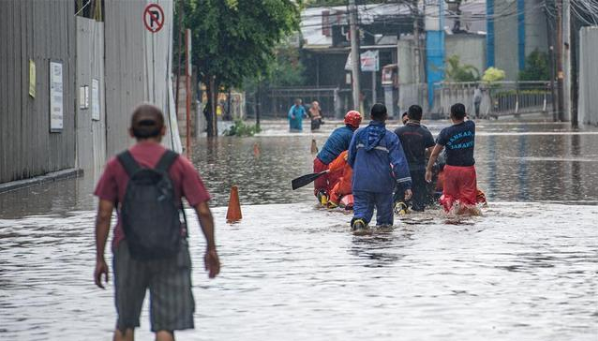 印尼首都出现水灾现场实拍 未来几天还有雨已有21人死亡