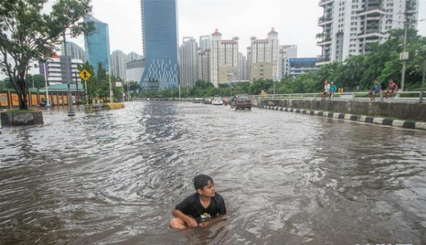 印尼首都出现水灾现场实拍 未来几天还有雨已有21人死亡