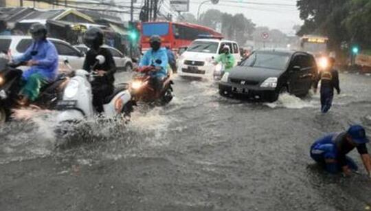 印尼水灾死亡人数上升至29人 洪水开始退去救援仍在进行