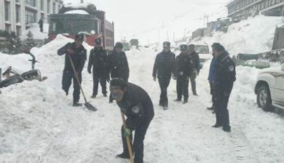 西藏吉隆216国道路段积雪严重 目前已实行双向交通管制