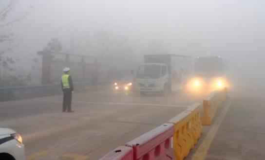 兰海高速大雾一车辆发生侧翻事故 1人死亡2人受伤