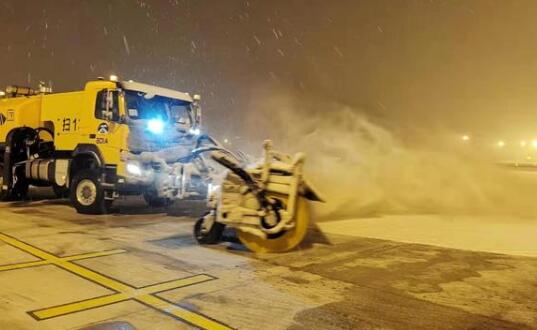 受降雪天气影响 北京大兴机场完成飞机除冰作业22架次