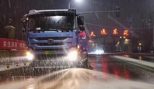 昨日北京全市道路结冰严重 5万余名环卫工人连夜除雪