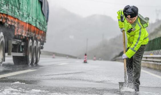 昨日陕西多地雨雪结冰 省内多条高速长时间封闭