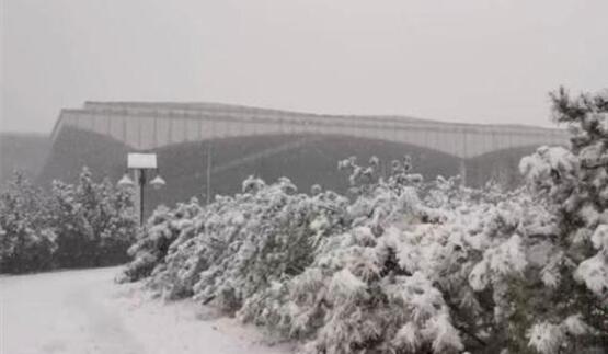 山西太原等地普降暴雪 西成高铁部分列车晚点