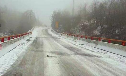 陕西秦岭山区出现路面结冰 210国道沣峪口路段实施交通管制