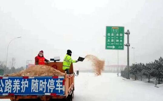 降雪致陕西大部分高速公路封闭 6000余人公路职工上路清雪