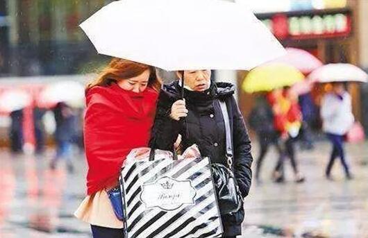 重庆仍有雨水气温仅13℃ 市民户外出行需备好雨具