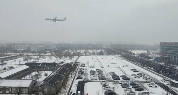 北京迎今年首次降雪 目前首都机场已取消航班109架次