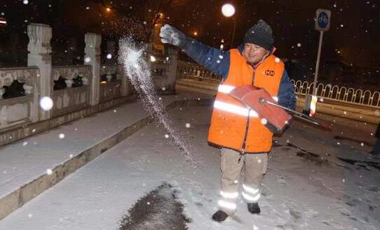 郑州发布道路结冰黄色预警 市环城处出动2300余人连夜除雪