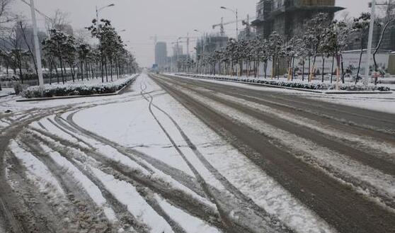 山东多地道路结冰现象严重 省公安厅出动警力1.3万余人次除雪