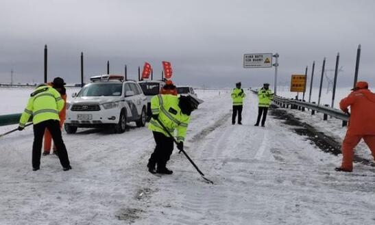 青海普降大雪厚度达50厘米 交警奋战10个小时铲雪除冰保交通