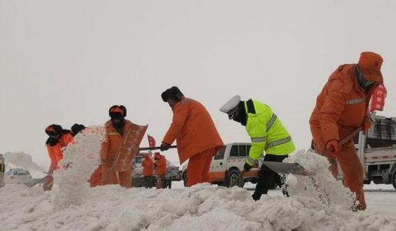 青海普降大雪厚度达50厘米 交警奋战10个小时铲雪除冰保交通