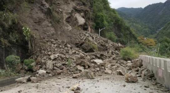 湖南五道水镇一路段发生山体滑坡 6人获救无人员伤亡