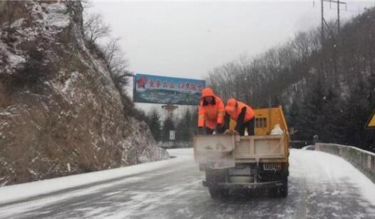 陕西报警多条国省干线道路积雪 交警提醒广大司机减速慢行