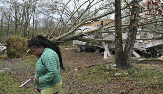 美国南地遭遇暴雨龙卷风袭击 已造成至少11人死亡