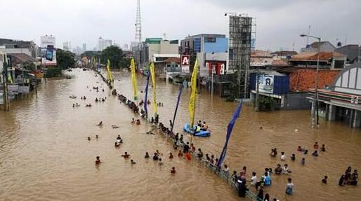 印尼首都雅加达遭遇洪水山体滑坡 近40万人流离失所